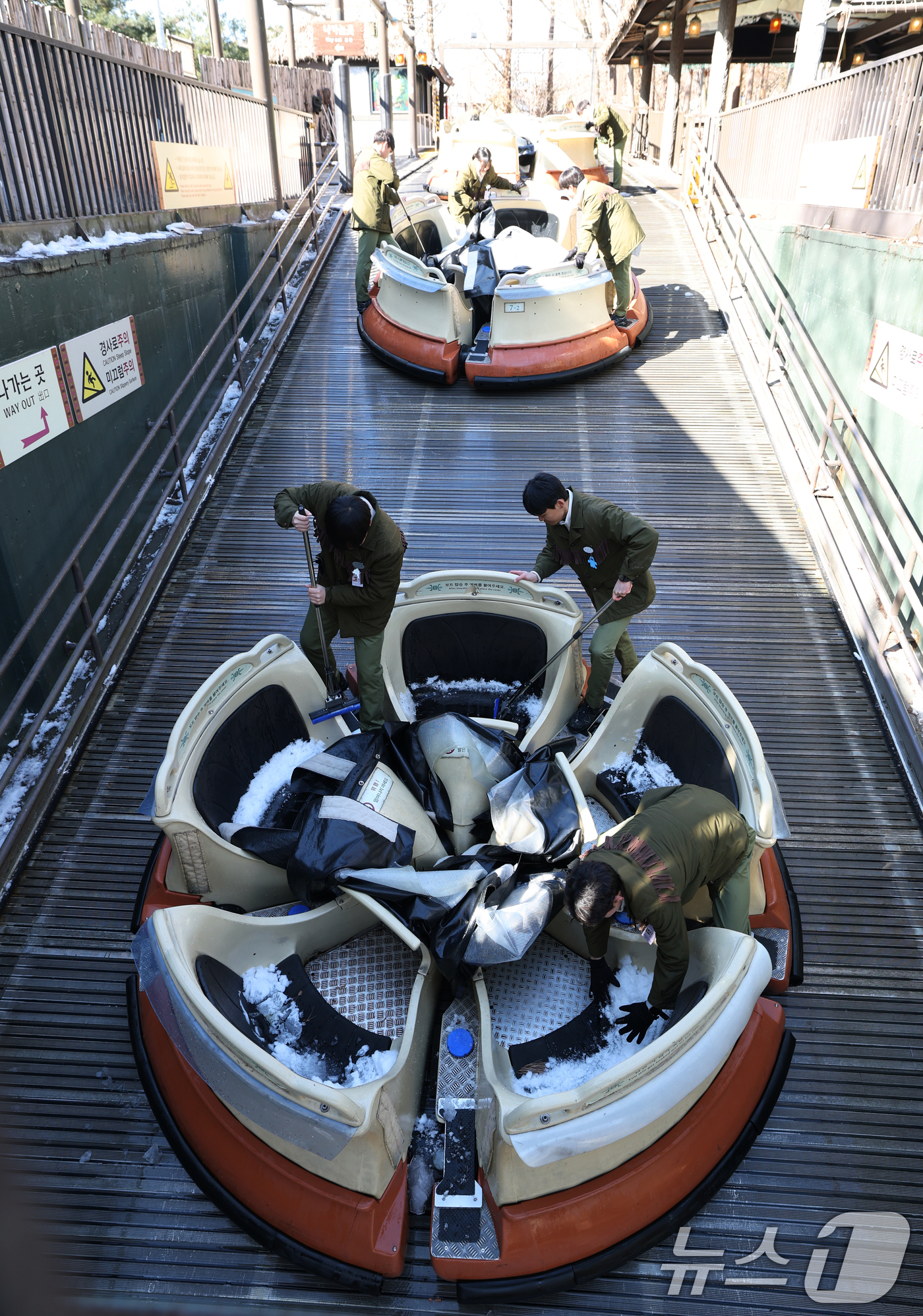 (용인=뉴스1) 김영운 기자 = 13일 경기 용인시 처인구 에버랜드에서 관계자들이 아마존익스프레스 보트를 청소 및 점검을 하고 있다.겨울철 운행을 중단했던 아마존익스프레스는 오는 …