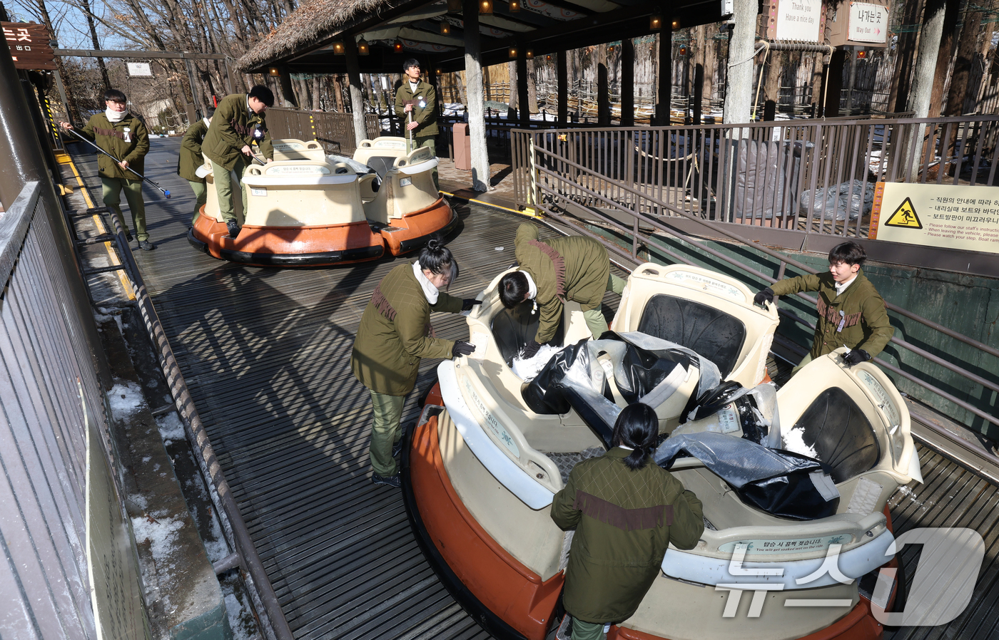 (용인=뉴스1) 김영운 기자 = 13일 경기 용인시 처인구 에버랜드에서 관계자들이 아마존익스프레스 보트를 청소 및 점검을 하고 있다.겨울철 운행을 중단했던 아마존익스프레스는 오는 …