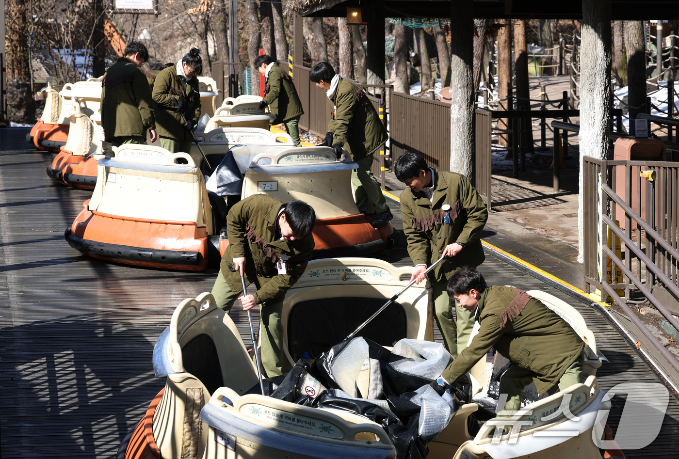 (용인=뉴스1) 김영운 기자 = 13일 경기 용인시 처인구 에버랜드에서 관계자들이 아마존익스프레스 보트를 청소 및 점검을 하고 있다.겨울철 운행을 중단했던 아마존익스프레스는 오는 …