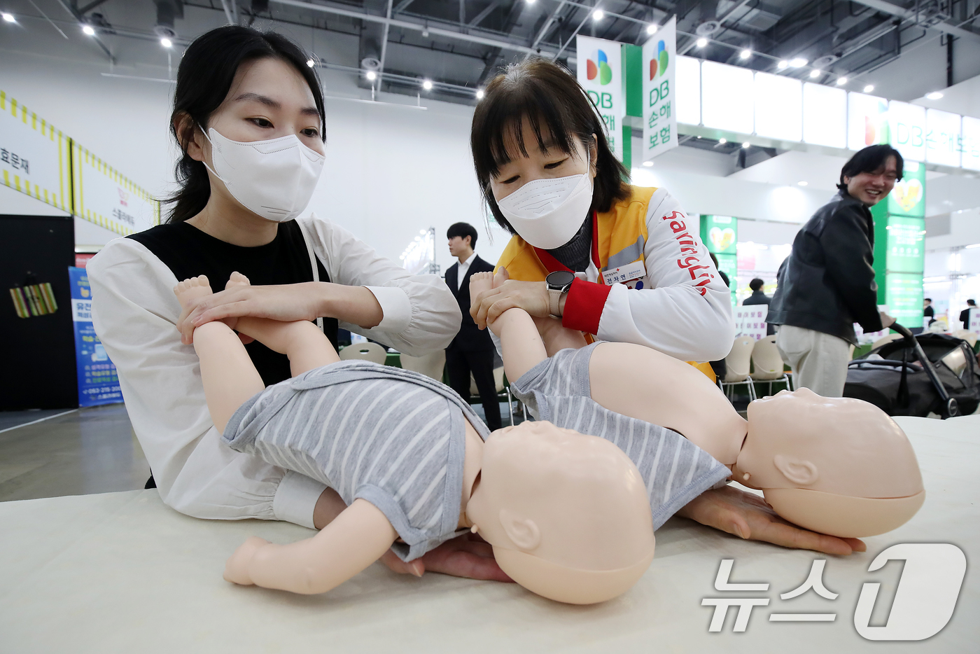 (대구=뉴스1) 공정식 기자 = 13일 대구 엑스코에서 열린 영남권 최대 육아박람회 '제43회 대구베이비&키즈페어'를 찾은 한 아이 엄마가 대한적십자사 대구지사 부스에서 영유아 심 …