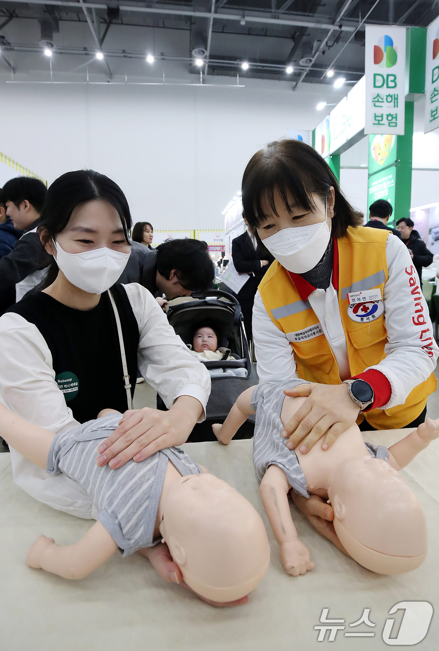 (대구=뉴스1) 공정식 기자 = 13일 대구 엑스코에서 열린 영남권 최대 육아박람회 '제43회 대구베이비&키즈페어'를 찾은 한 아이 엄마가 대한적십자사 대구지사 부스에서 영유아 심 …