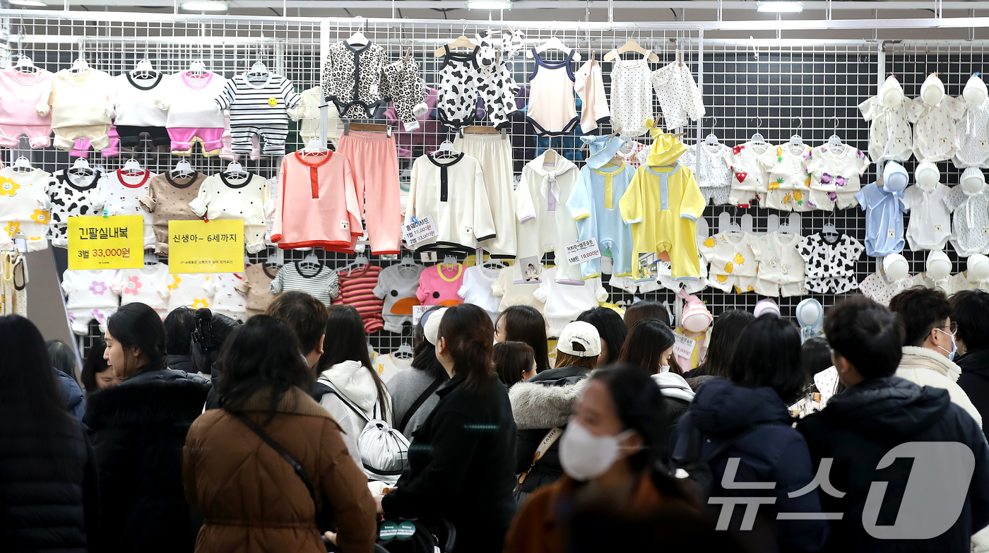 (대구=뉴스1) 공정식 기자 = 13일 대구 엑스코에서 열린 영남권 최대 육아박람회 '제43회 대구베이비&키즈페어'를 찾은 부모들이 다양한 아기 옷을 살펴보고 있다.16일까지 나흘 …
