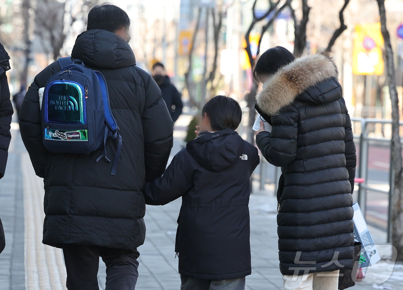 본문 이미지 - 13일 서울의 한 초등학교에서 아이들이 학부모와 함께 하교하고 있다. &#40;자료사진&#41; 2025.2.13/뉴스1 ⓒ News1 이동해 기자