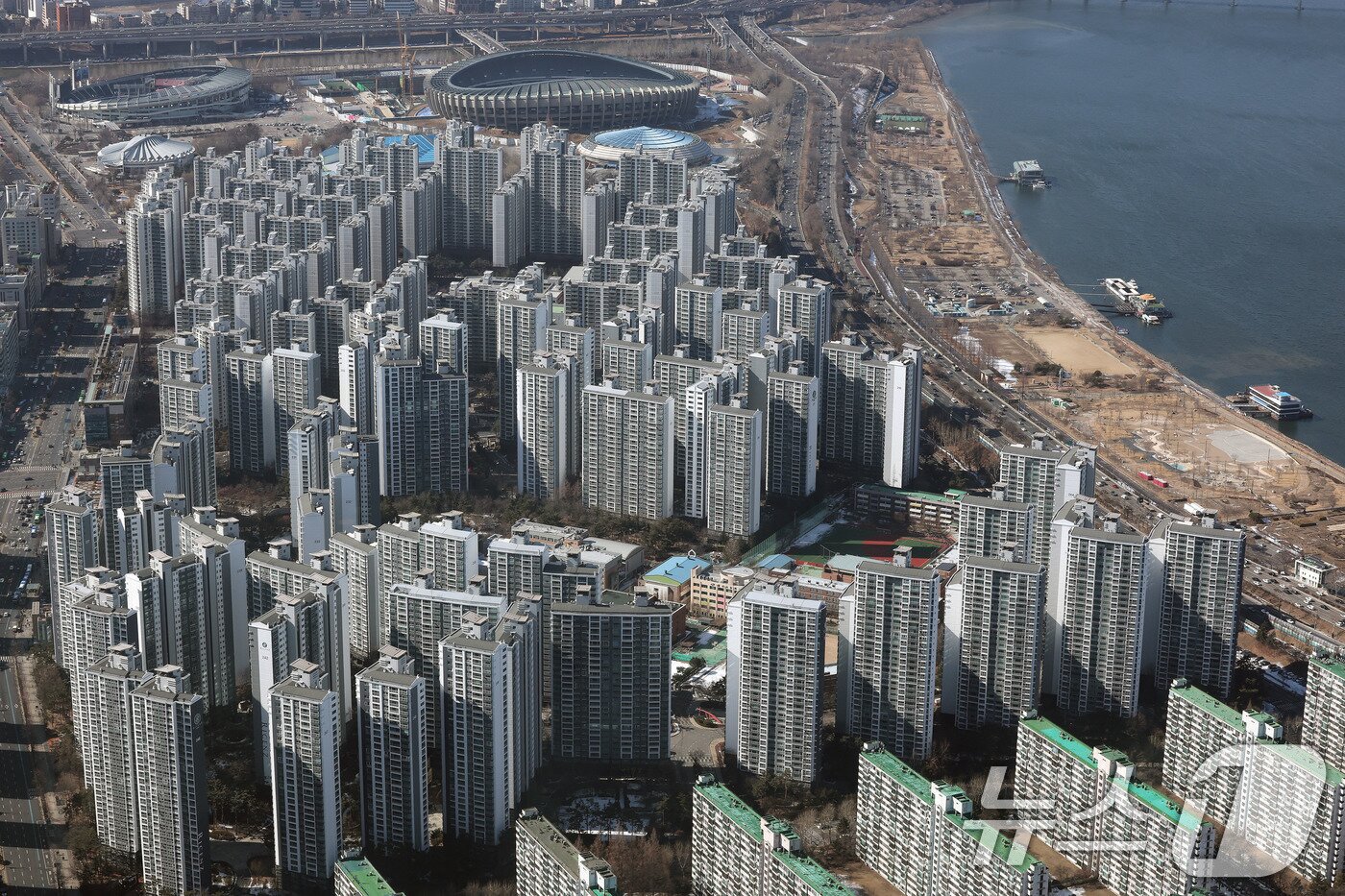 본문 이미지 - 13일 서울 송파구 롯데월드타워 서울스카이에서 바라본 서울 잠실 아파트단지 모습. 2025.2.13./뉴스1 ⓒ News1 박세연 기자
