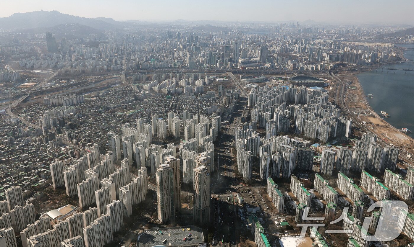 본문 이미지 - 13일 서울 송파구 롯데월드타워 서울스카이에서 바라본 서울 송파구 잠실 아파트단지 모습. 2025.2.13./뉴스1 ⓒ News1 박세연 기자