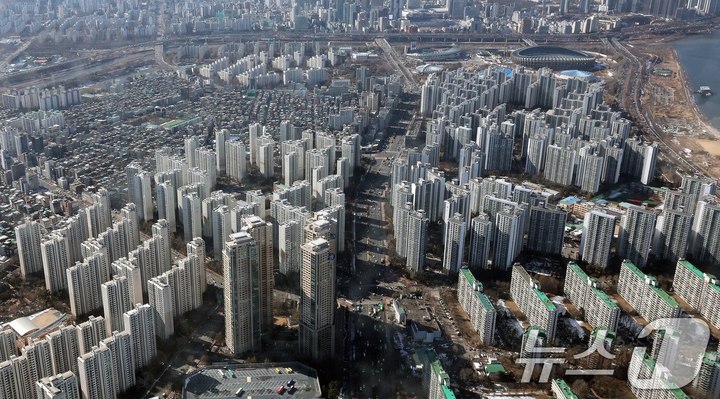 본문 이미지 - 13일 서울 송파구 롯데월드타워 서울스카이에서 바라본 잠실 아파트단지 모습. 2025.2.13./뉴스1 ⓒ News1 박세연 기자