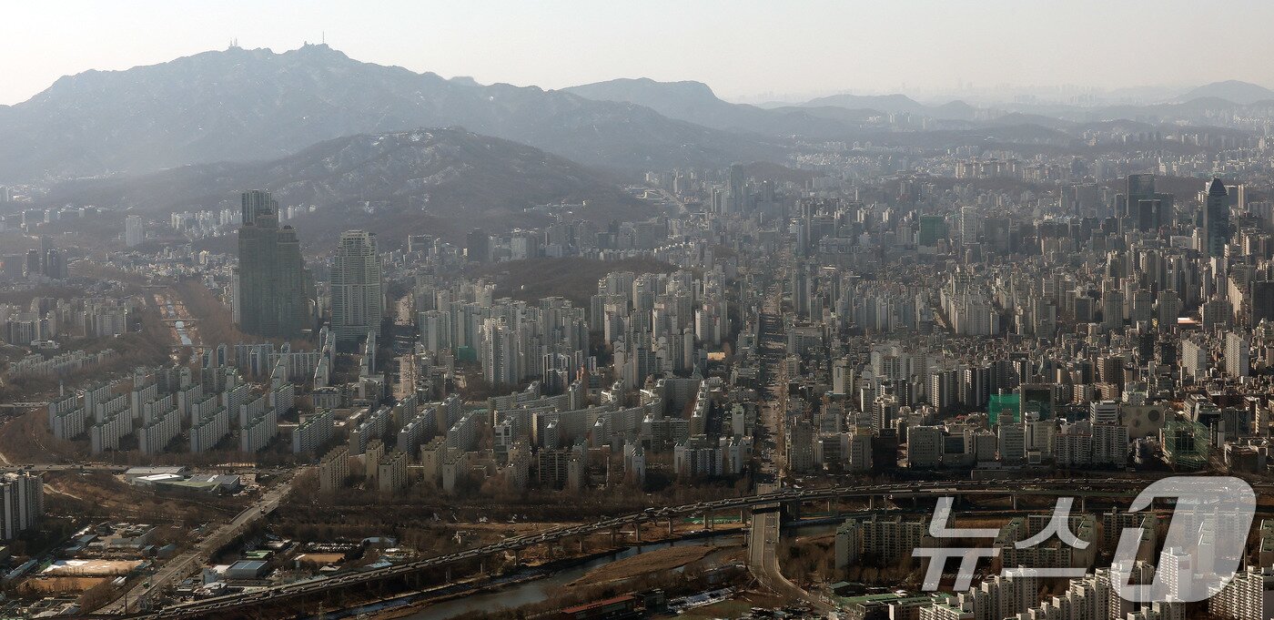 본문 이미지 - 13일 서울 송파구 롯데월드타워 서울스카이에서 바라본 강남구 대치동 아파트단지 모습. 2025.2.13./뉴스1 ⓒ News1 박세연 기자