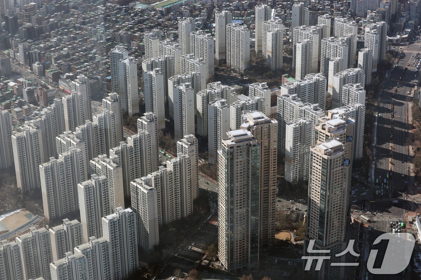 본문 이미지 - 13일 서울 송파구 롯데월드타워 서울스카이에서 바라본 잠실 아파트단지 모습. 2025.2.13./뉴스1 ⓒ News1 박세연 기자