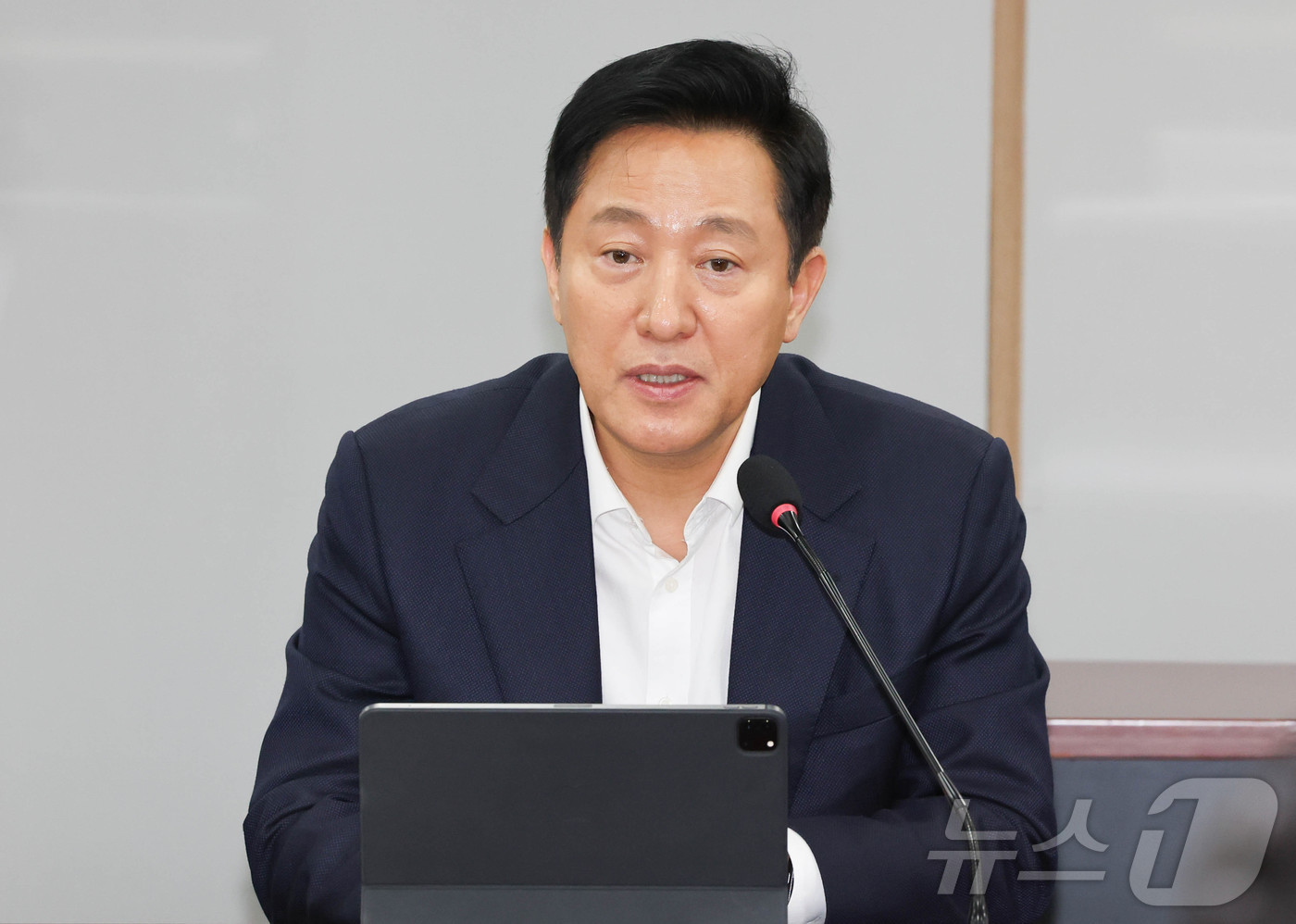 (서울=뉴스1) 허경 기자 = 오세훈 서울시장이 13일 서울시청에서 열린 서울시 투자· 출연기관 규제철폐 보고회에서 모두발언을 하고 있다. 2025.2.13/뉴스1