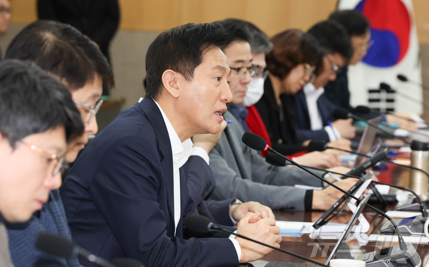 (서울=뉴스1) 허경 기자 = 오세훈 서울시장이 13일 서울시청에서 열린 서울시 투자· 출연기관 규제철폐 보고회에서 모두발언을 하고 있다. 2025.2.13/뉴스1