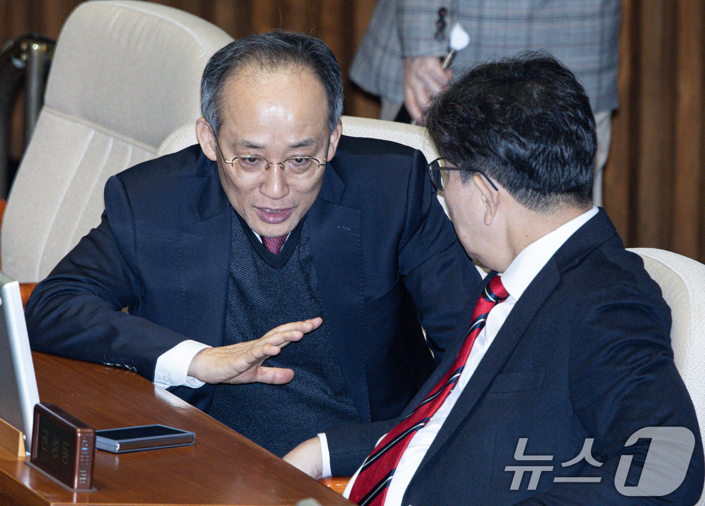 (서울=뉴스1) 이재명 기자 = 권성동 국민의힘 원내대표와 추경호 의원이 13일 오후 서울 여의도 국회 본회의장에서 열린 제422회 국회(임시회) 제5차 본회의에서 대화를 하고 있 …
