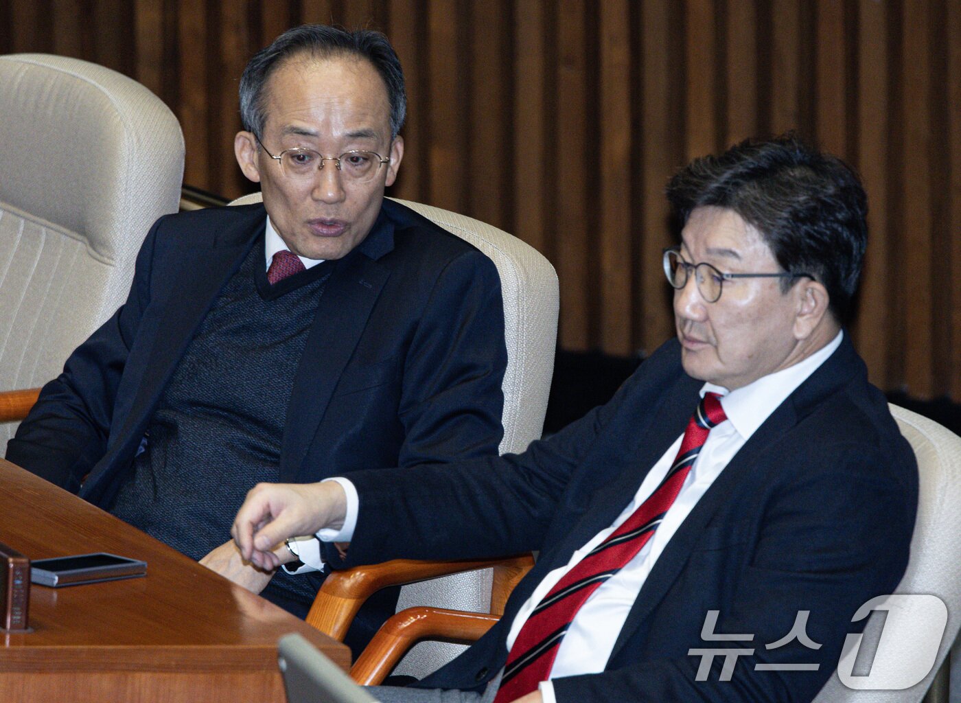 본문 이미지 - 올해 2월 13일 당시 권성동 국민의힘 원내대표와 추경호 의원이 서울 여의도 국회 본회의장에서 열린 제422회 국회&#40;임시회&#41; 제5차 본회의에서 대화를 하고 있다. 2025.2.13/뉴스1 ⓒ News1 이재명 기자