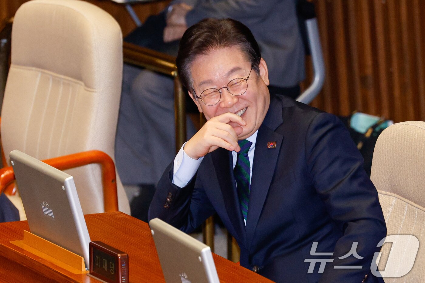 본문 이미지 - 이재명 더불어민주당 대표가 13일 오후 서울 여의도 국회에서 열린 제422회 국회(임시회) 제5차 본회의에서 김민석 최고위원과 대화하고 있다. 2025.2.13/뉴스1 ⓒ News1 안은나 기자