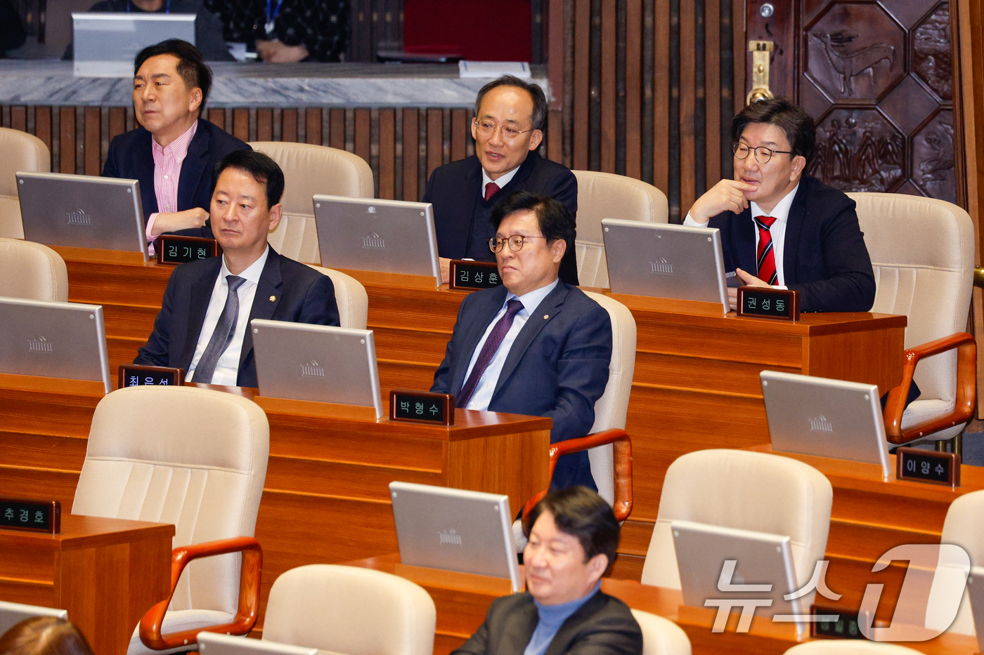 (서울=뉴스1) 안은나 기자 = 권성동 국민의힘 원내대표(오른쪽부터), 추경호 의원, 김기현 의원이 13일 오후 서울 여의도 국회에서 열린 제422회국회(임시회) 제5차 본회의에서 …