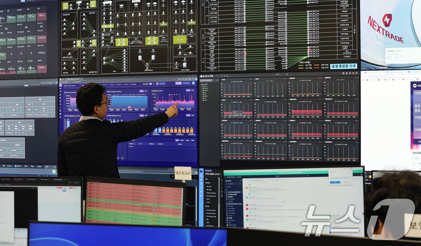 본문 이미지 - 서울 여의도 넥스트레이드 상황실에서 직원들이 업무를 보고 있다./뉴스1 ⓒ News1 이동해 기자