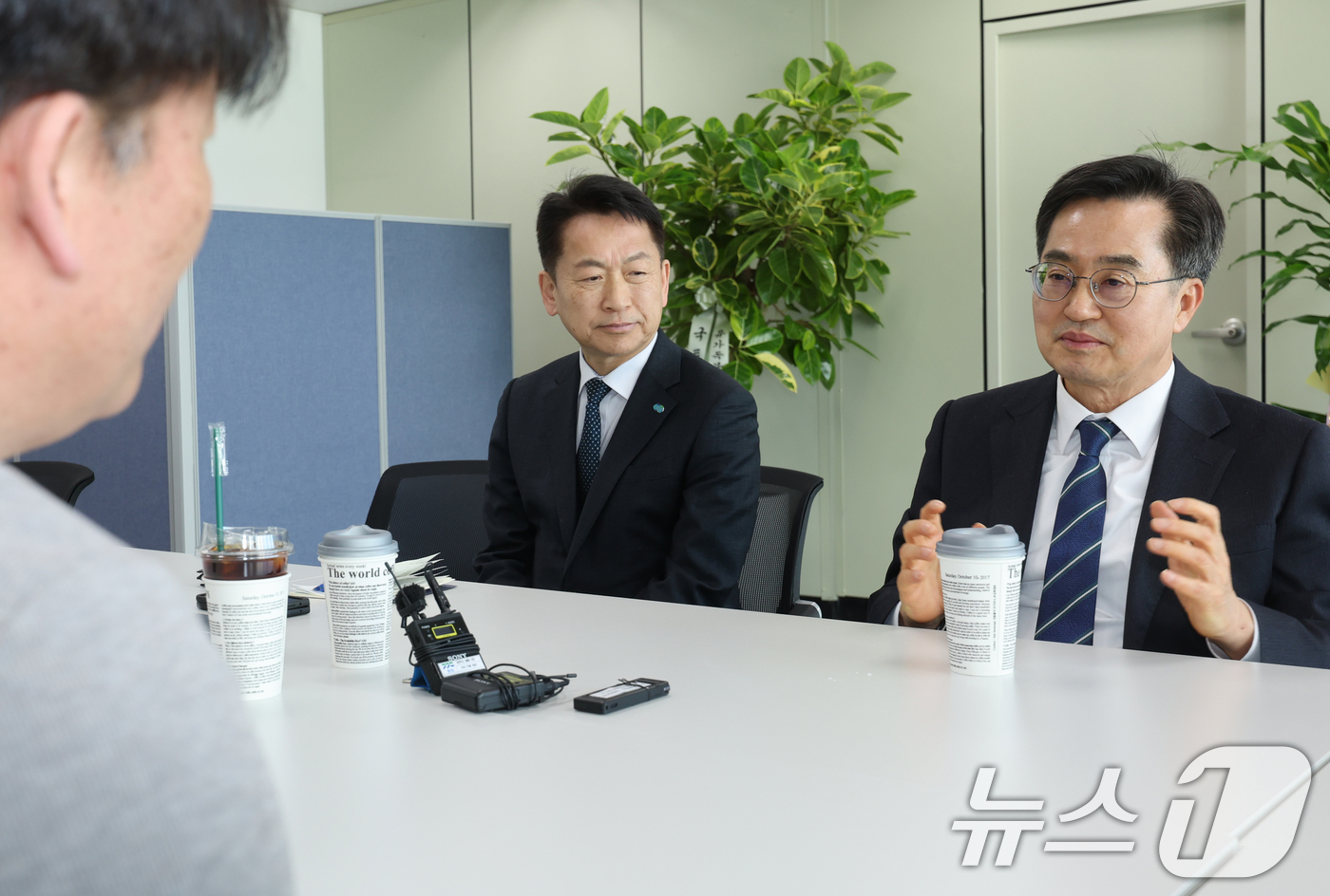 (광주=뉴스1) 김태성 기자 = 13일 김동연 경기도지사가 광주 상무지구 제주항공 여객기참사 유가족 참사 유가족협의회 사무실에서 박한신 대표 등을 만나 대화를 나누고 있다. 202 …