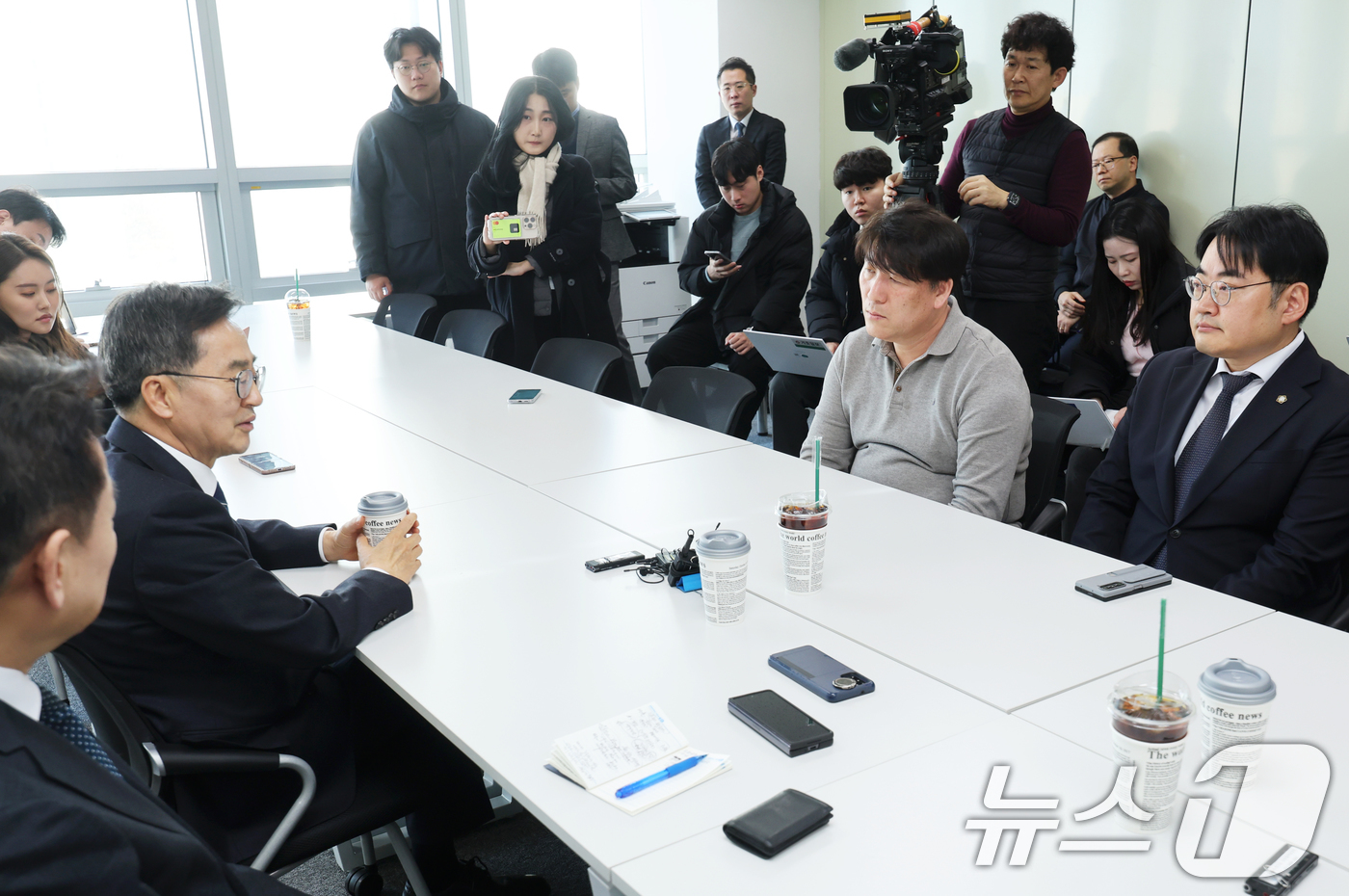 (광주=뉴스1) 김태성 기자 = 김동연 경기도지사가 13일 광주 상무지구 제주항공 여객기참사 유가족 참사 유가족협의회 사무실에서 박한신 대표 등을 만나 대화를 나누고 있다. 202 …