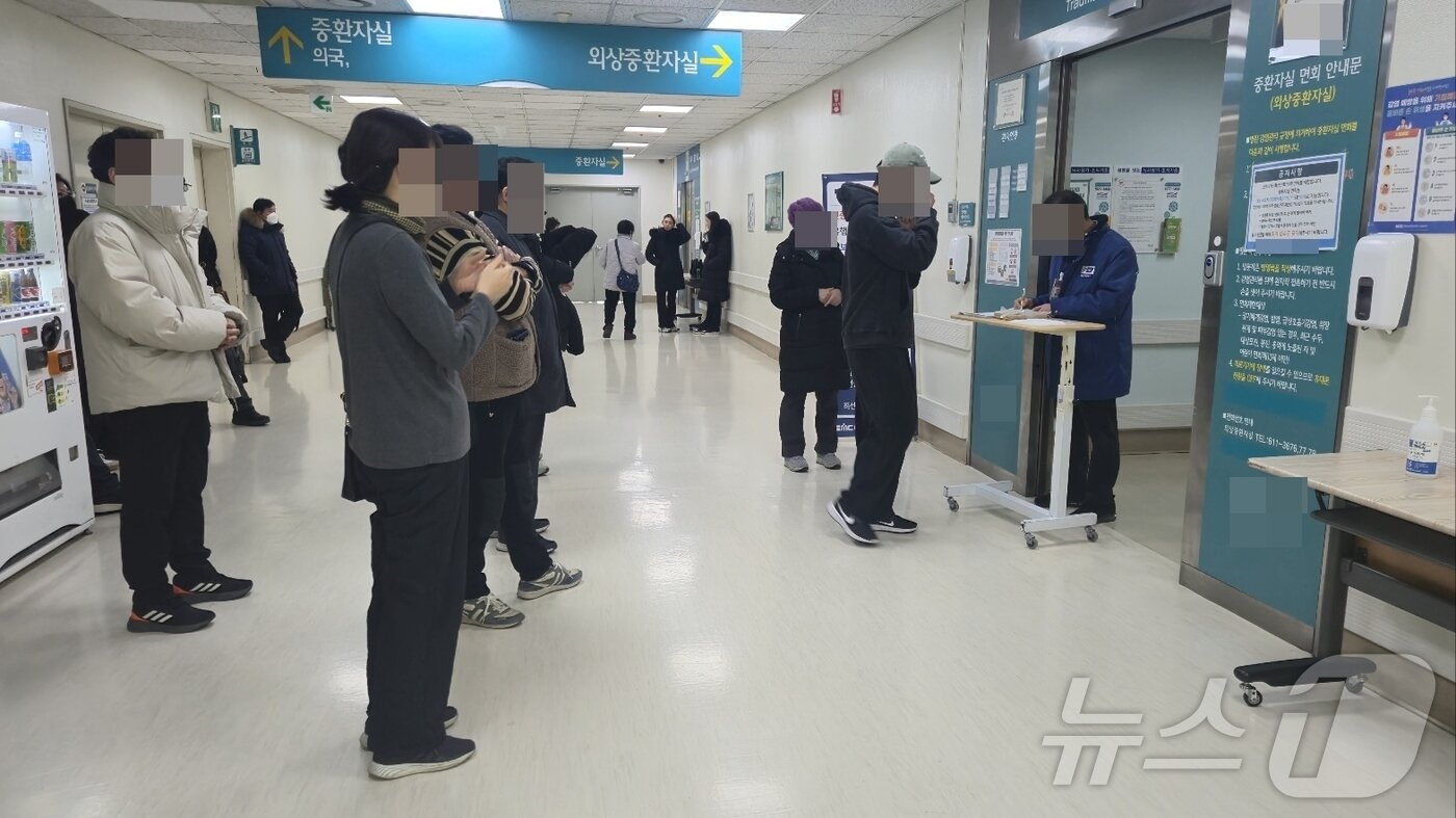 본문 이미지 - 13일 초등생 피습사건의 가해자 교사가 입원 중인 대전의 한 대학병원  중환자실 앞에서 면회객들이 들어가고 있다.  2024.2.13 /뉴스1 ⓒ News1 허진실 기자  