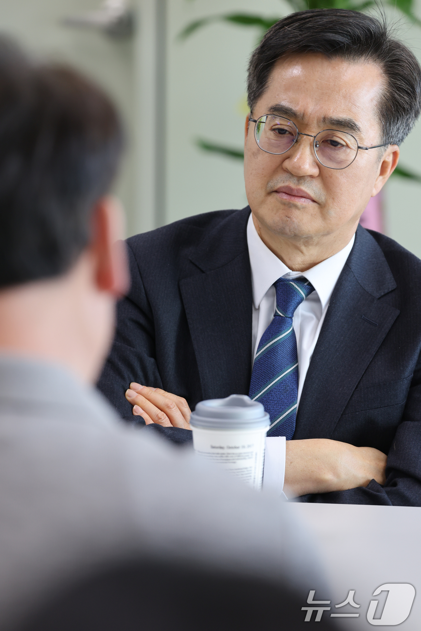 (광주=뉴스1) 김태성 기자 = 13일 김동연 경기도지사가 광주 상무지구 제주항공 참사 유가족 참사 유가족협의회 사무실에서 박한신 대표 등을 만나 이야기를 듣고 있다. 2025.2 …