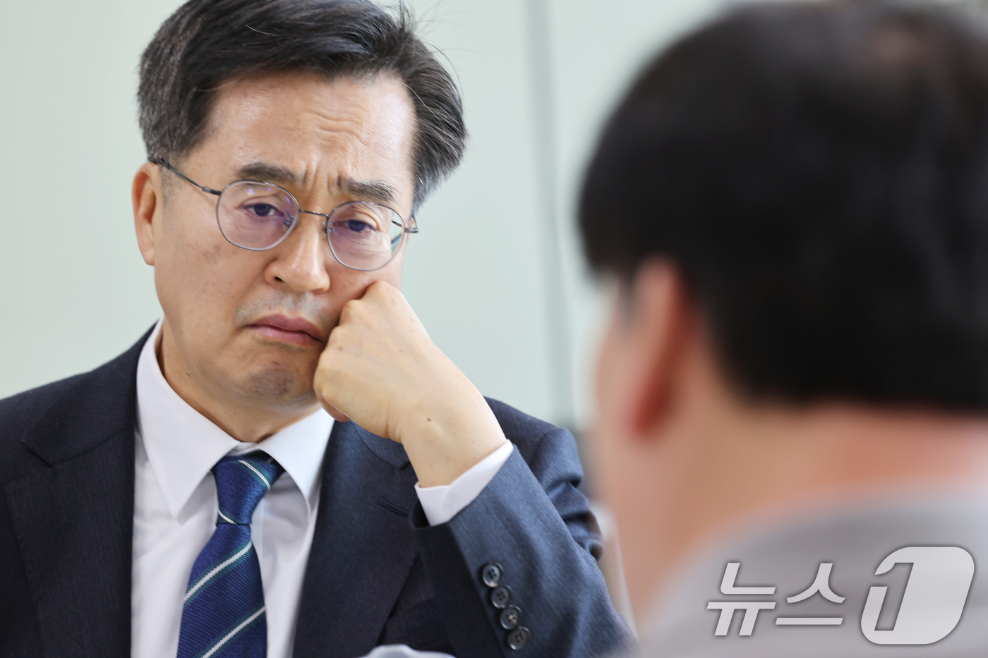 (광주=뉴스1) 김태성 기자 = 13일 김동연 경기도지사가 광주 상무지구 제주항공 참사 유가족 참사 유가족협의회 사무실에서 박한신 대표 등을 만나 이야기를 듣고 있다. 2025.2 …