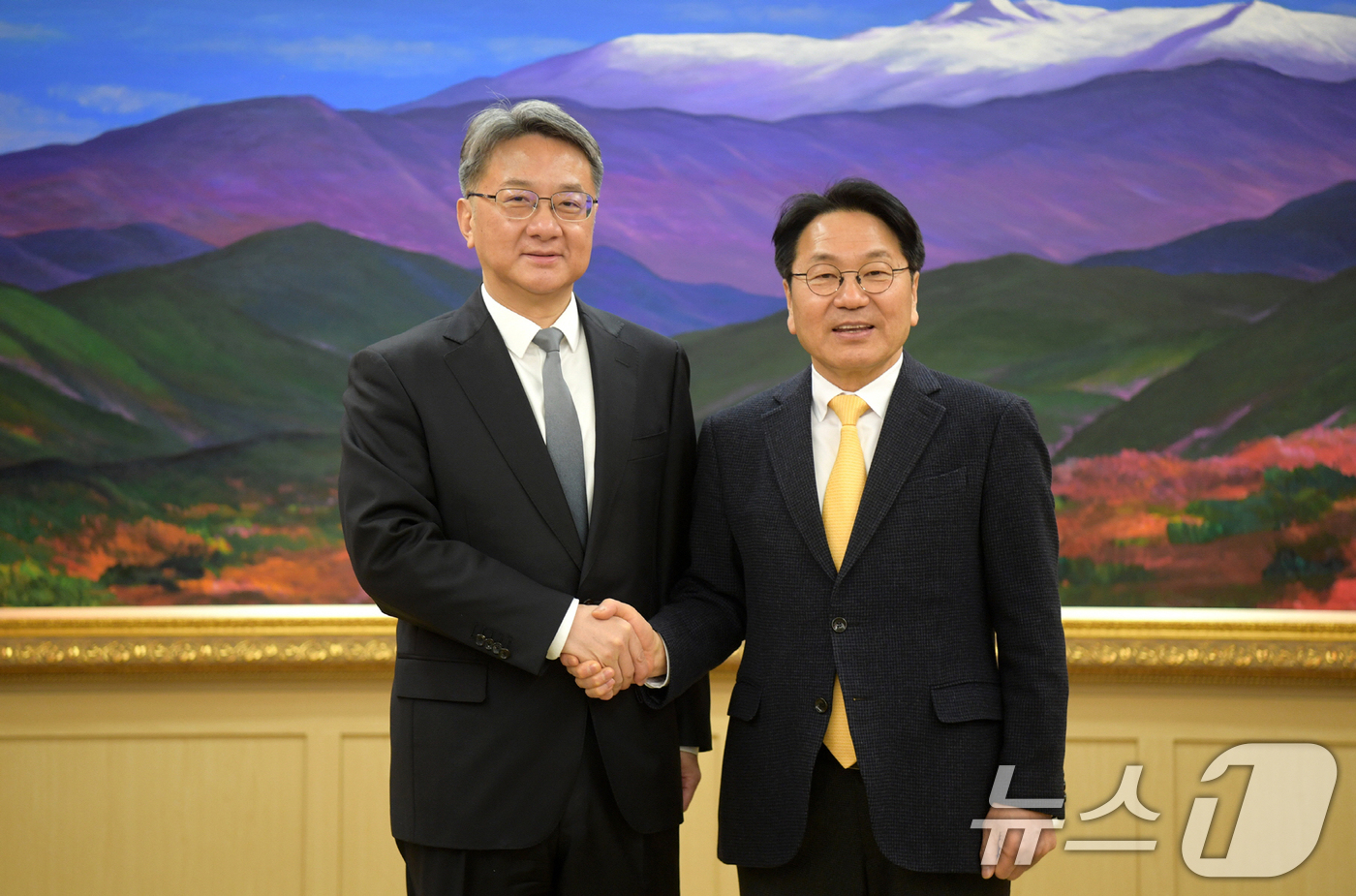 (광주=뉴스1) 박준배 기자 = 강기정 광주시장이 13일 오전 시청 비즈니스룸에서 저우빈 중국 엔청시 당서기 일행의 예방을 받고 환담을 나눈 후 기념촬영을 하고 있다.(광주시 제공 …