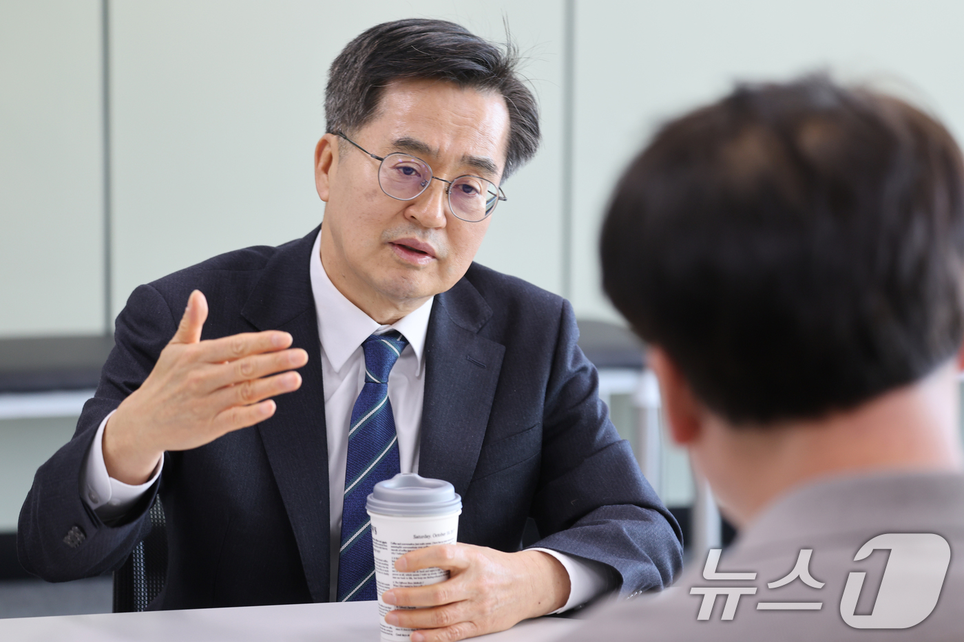 (광주=뉴스1) 김태성 기자 = 13일 김동연 경기도지사가 광주 상무지구 제주항공 참사 유가족 참사 유가족협의회 사무실에서 박한신 대표 등을 만나 위로의 말을 나누고 있다. 202 …