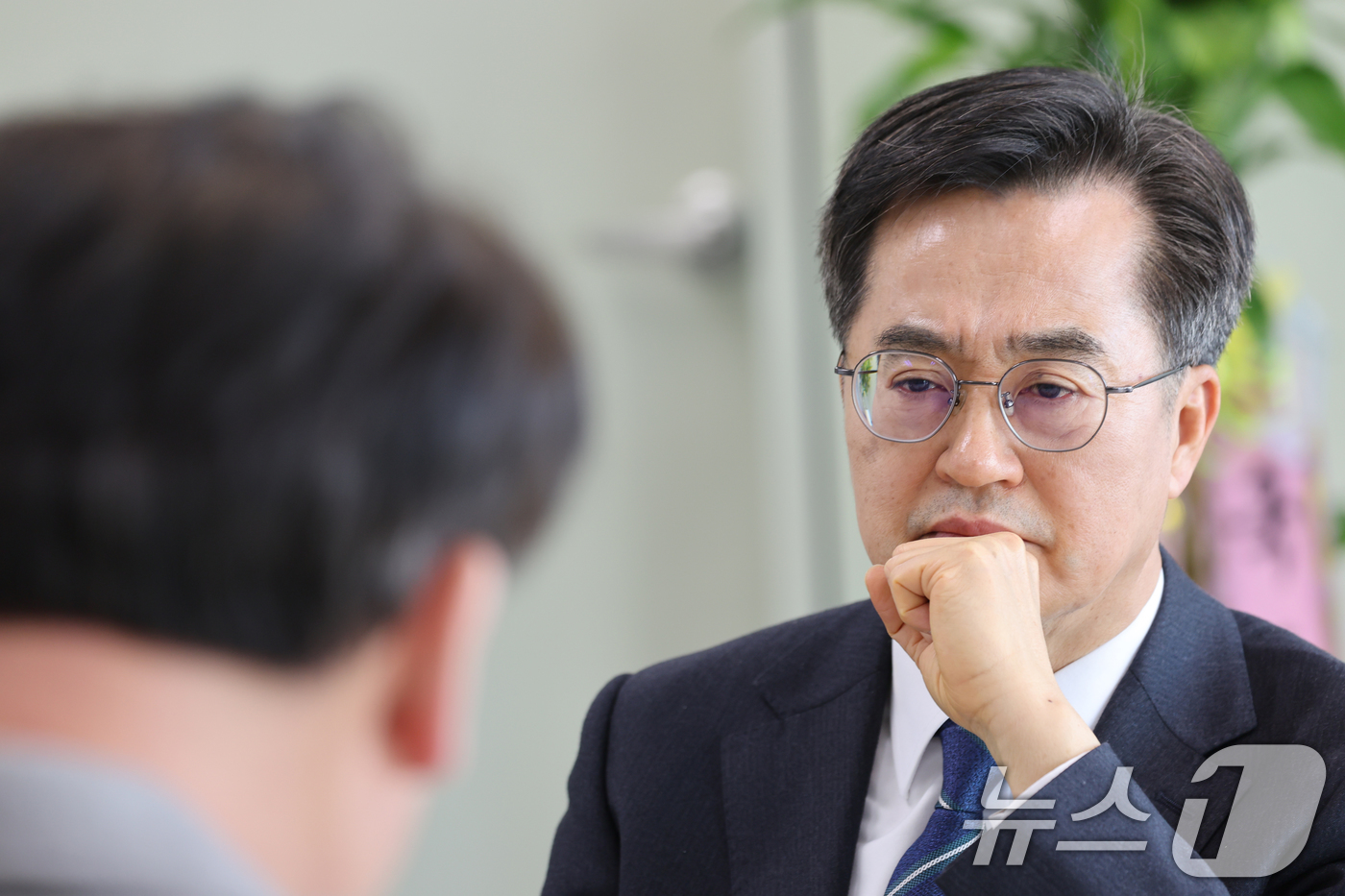 (광주=뉴스1) 김태성 기자 = 13일 김동연 경기도지사가 광주 상무지구 제주항공 참사 유가족 참사 유가족협의회 사무실에서 박한신 대표 등을 만나 이야기를 듣고 있다. 2025.2 …