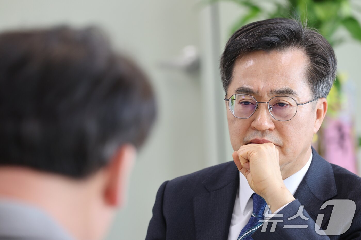 본문 이미지 - 13일 김동연 경기도지사가 광주 상무지구 제주항공 참사 유가족 참사 유가족협의회 사무실에서 박한신 대표 등을 만나 이야기를 듣고 있다. 2025.2.13./뉴스1 ⓒ News1 김태성 기자