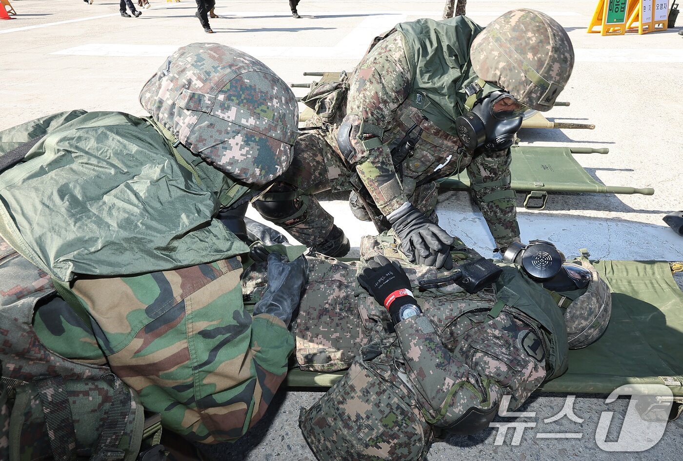 본문 이미지 - 13일 오후 경기 파주시 문산읍 소재 인근 훈련장에서 &#39;2025년 혹한기 훈련&#39;의 일환으로 실시된 &#39;대량 전상자 처치 훈련&#39;에 참가한 육군 제1보병사단 장병들이 전상자에 대한 응급처치와 후송을 하고 있다. 2025.2.13/뉴스1 ⓒ News1 김진환 기자