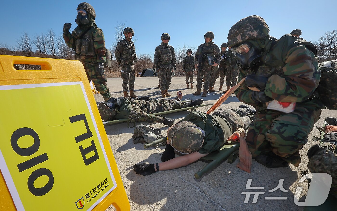 본문 이미지 - 13일 오후 경기 파주시 문산읍 소재 인근 훈련장에서 &#39;2025년 혹한기 훈련&#39;의 일환으로 실시된 &#39;대량 전상자 처치 훈련&#39;에 참가한 육군 제1보병사단 장병들이 전상자에 대한 응급처치와 후송을 하고 있다. 2025.2.13/뉴스1 ⓒ News1 김진환 기자