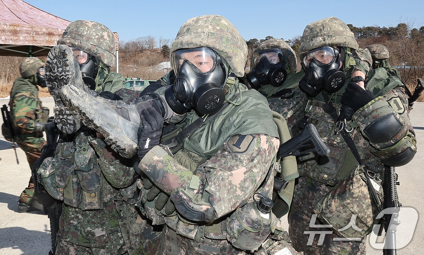 본문 이미지 - 13일 오후 경기 파주시 문산읍 소재 인근 훈련장에서 &#39;2025년 혹한기 훈련&#39;의 일환으로 실시된 &#39;대량 전상자 처치 훈련&#39;에 참가한 육군 제1보병사단 장병들이 전상자에 대한 응급처치와 후송을 하고 있다. 2025.2.13/뉴스1 ⓒ News1 김진환 기자