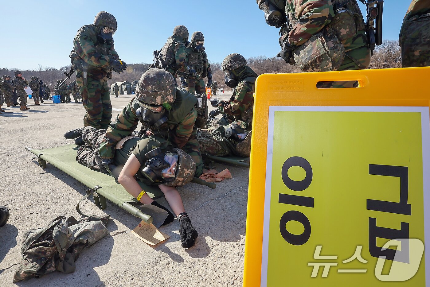 본문 이미지 - 13일 오후 경기 파주시 문산읍 소재 인근 훈련장에서 &#39;2025년 혹한기 훈련&#39;의 일환으로 실시된 &#39;대량 전상자 처치 훈련&#39;에 참가한 육군 제1보병사단 장병들이 전상자에 대한 응급처치와 후송을 하고 있다. 2025.2.13/뉴스1 ⓒ News1 김진환 기자