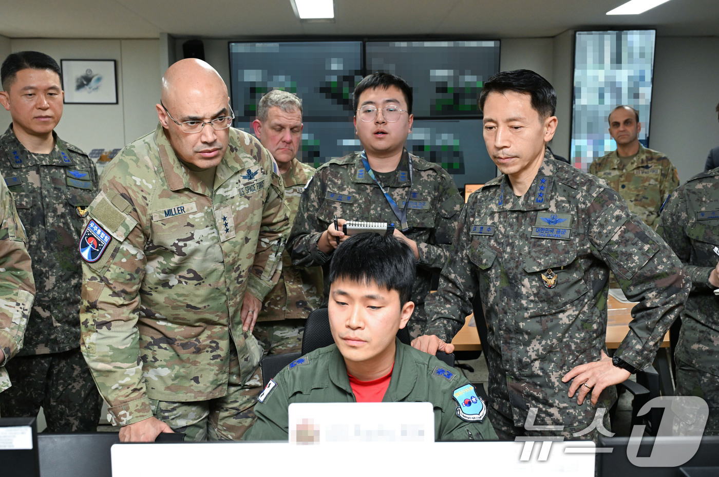 (서울=뉴스1) = 김형수 공군작전사령관(중장)과 데이비드 밀러 미 우주작전사령관이 13일 경기 오산기지 공군 우주작전전대 우주작전센터에서 임무현장을 살펴보고 있다. (공군 제공. …