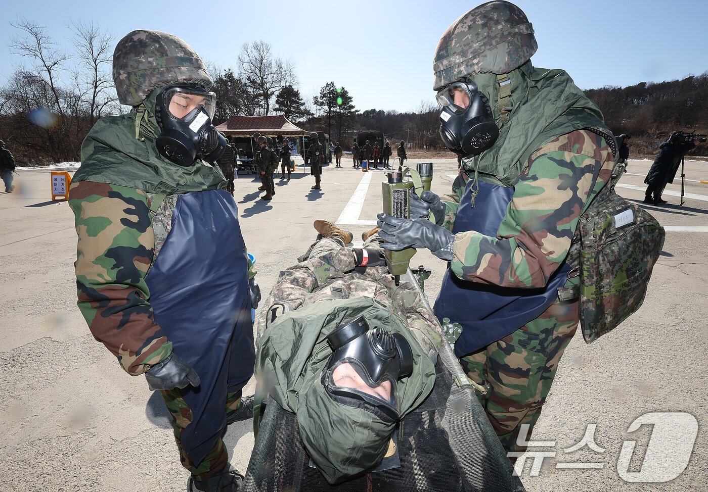 본문 이미지 - 13일 오후 경기 파주시 문산읍 소재 인근 훈련장에서 &#39;2025년 혹한기 훈련&#39;의 일환으로 실시된 &#39;대량 전상자 처치 훈련&#39;에 참가한 육군 제1보병사단 장병들이 방사능 측정을 하고 있다. 2025.2.13/뉴스1 ⓒ News1 김진환 기자