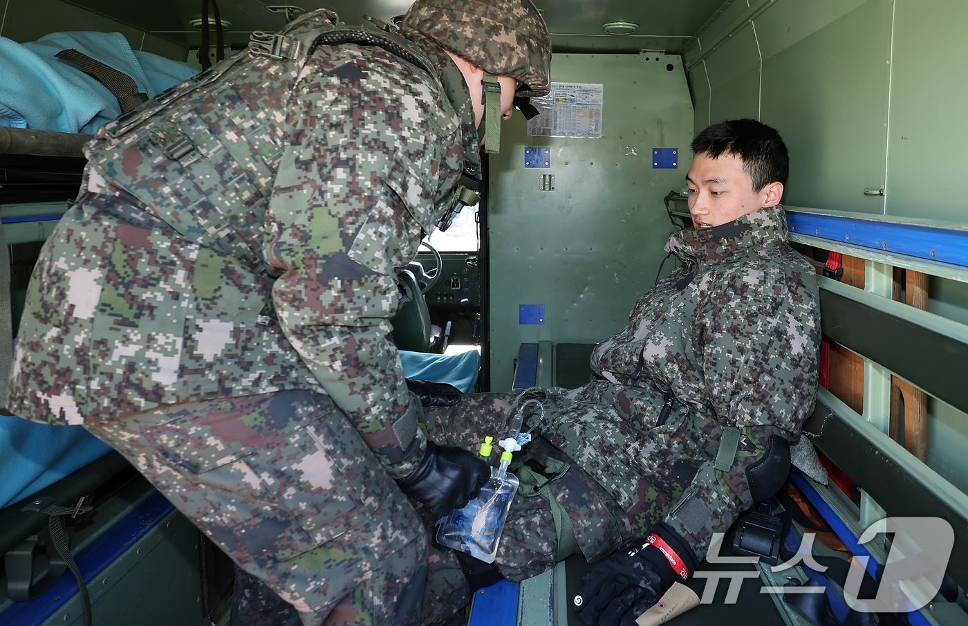 (파주=뉴스1) 김진환 기자 = 13일 오후 경기 파주시 문산읍 소재 인근 훈련장에서 '2025년 혹한기 훈련'의 일환으로 실시된 '대량 전상자 처치 훈련'에 참가한 육군 제1보병 …