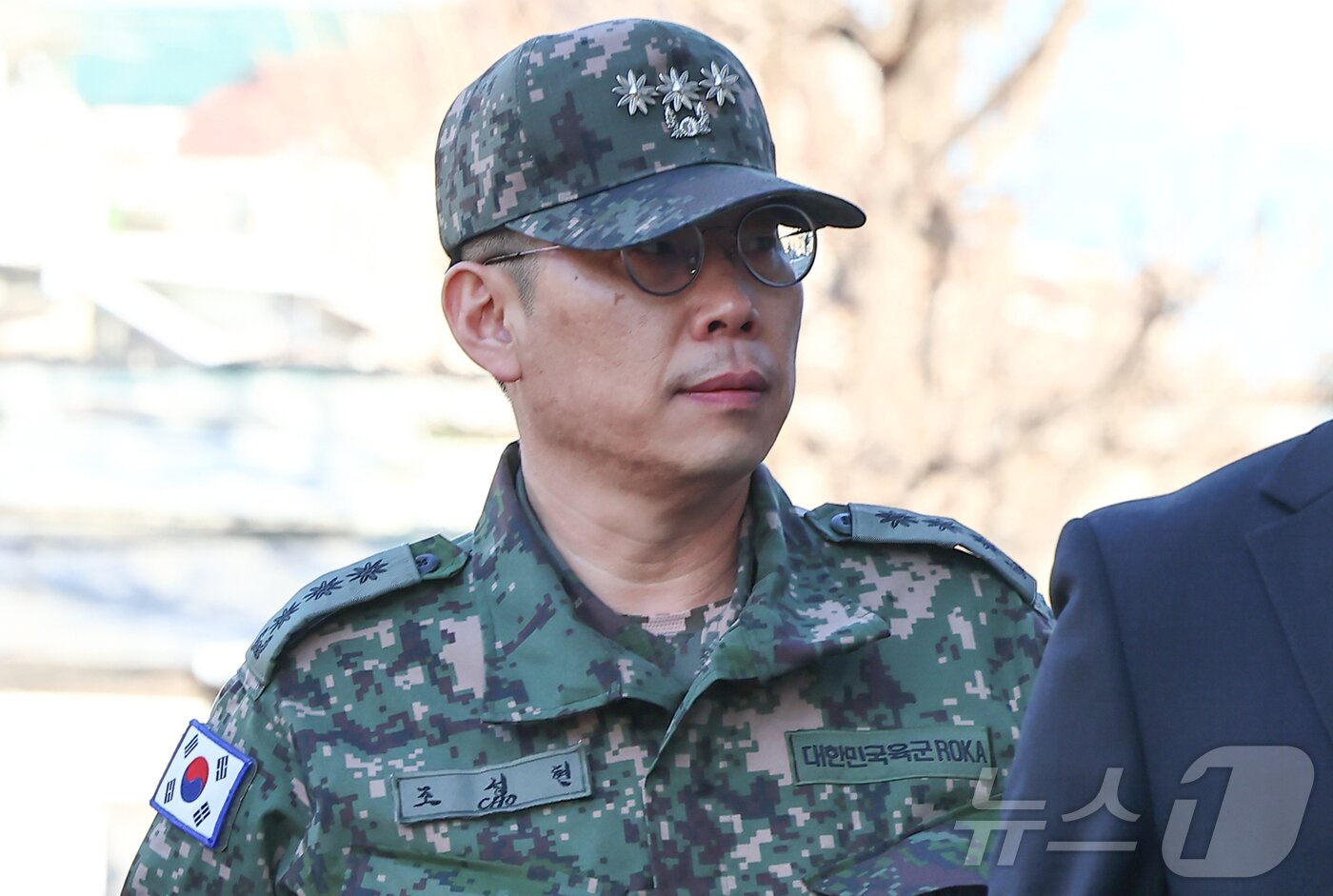 본문 이미지 - 조성현 수도방위사령부 제1경비단장이 13일 서울 종로구 헌법재판소에서 열린 윤석열 대통령 탄핵 심판 8차 변론에 증인으로 출석하고 있다. 2025.2.13/뉴스1 ⓒ News1 김도우 기자