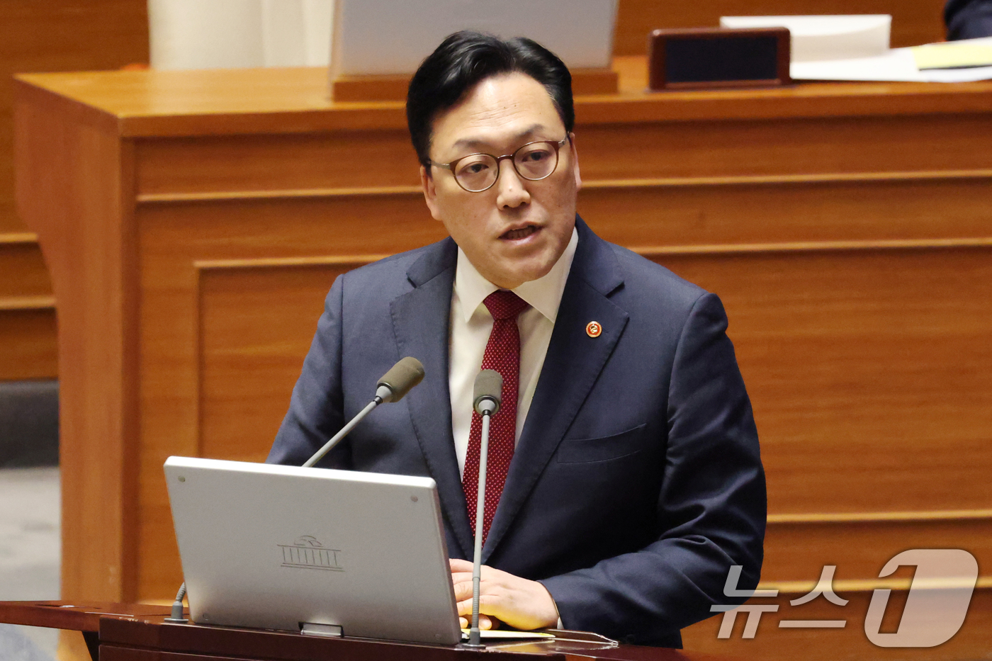 (서울=뉴스1) 이광호 기자 = 김병환 금융위원장이 13일 오후 서울 여의도 국회에서 열린 제422회국회(임시회) 제5차 본회의 경제에 관한 대정부 질문에서 김용민 더불어민주당 의 …