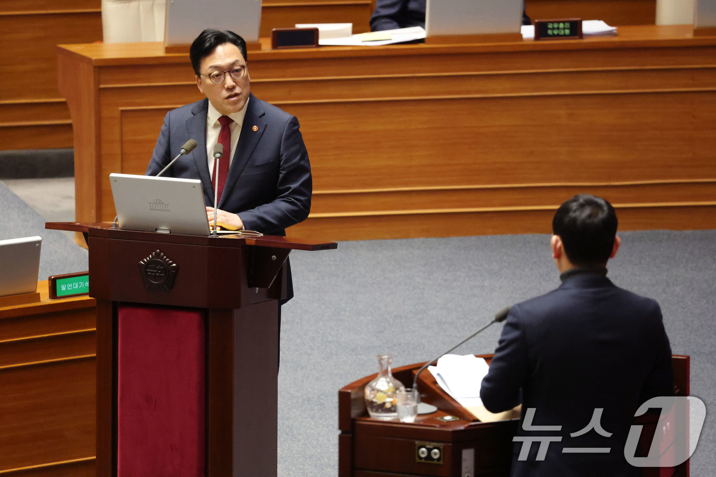 (서울=뉴스1) 이광호 기자 = 김병환 금융위원장이 13일 오후 서울 여의도 국회에서 열린 제422회국회(임시회) 제5차 본회의 경제에 관한 대정부 질문에서 김용민 더불어민주당 의 …