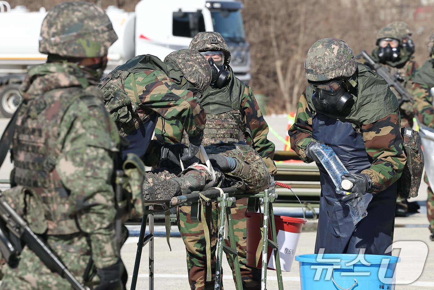 본문 이미지 - 13일 오후 경기 파주시 문산읍 소재 인근 훈련장에서 &#39;2025년 혹한기 훈련&#39;의 일환으로 실시된 &#39;대량 전상자 처치 훈련&#39;에 참가한 육군 제1보병사단 장병들이 부상자 제독 작업을 하고 있다. 2025.2.13/뉴스1 ⓒ News1 김진환 기자