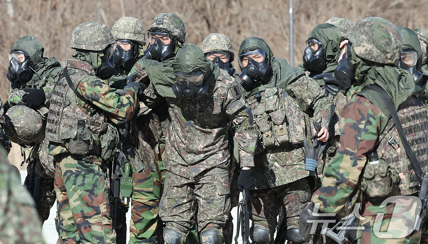(파주=뉴스1) 김진환 기자 = 13일 오후 경기 파주시 문산읍 소재 인근 훈련장에서 '2025년 혹한기 훈련'의 일환으로 실시된 '대량 전상자 처치 훈련'에 참가한 육군 제1보병 …