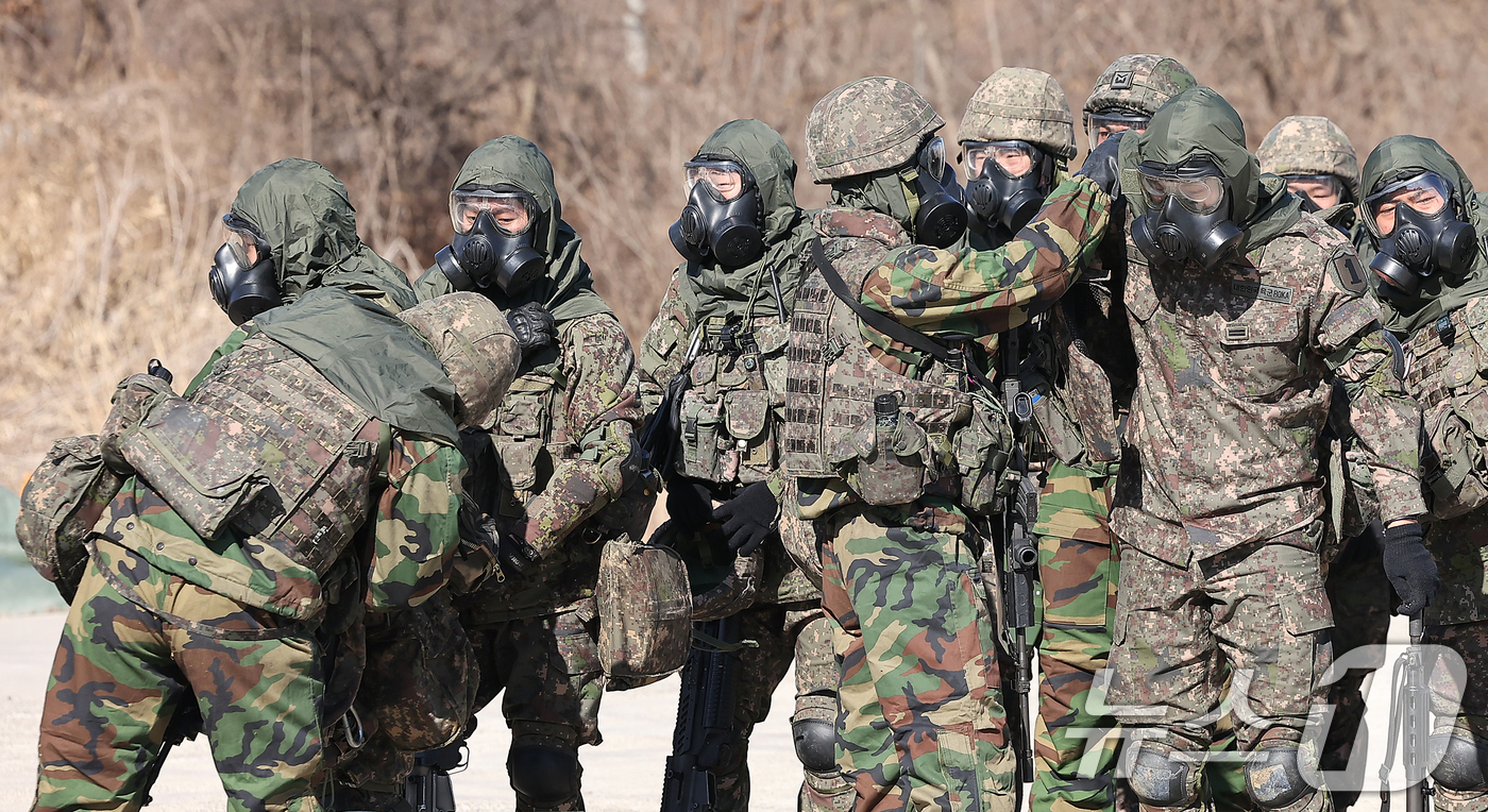 (파주=뉴스1) 김진환 기자 = 13일 오후 경기 파주시 문산읍 소재 인근 훈련장에서 '2025년 혹한기 훈련'의 일환으로 실시된 '대량 전상자 처치 훈련'에 참가한 육군 제1보병 …