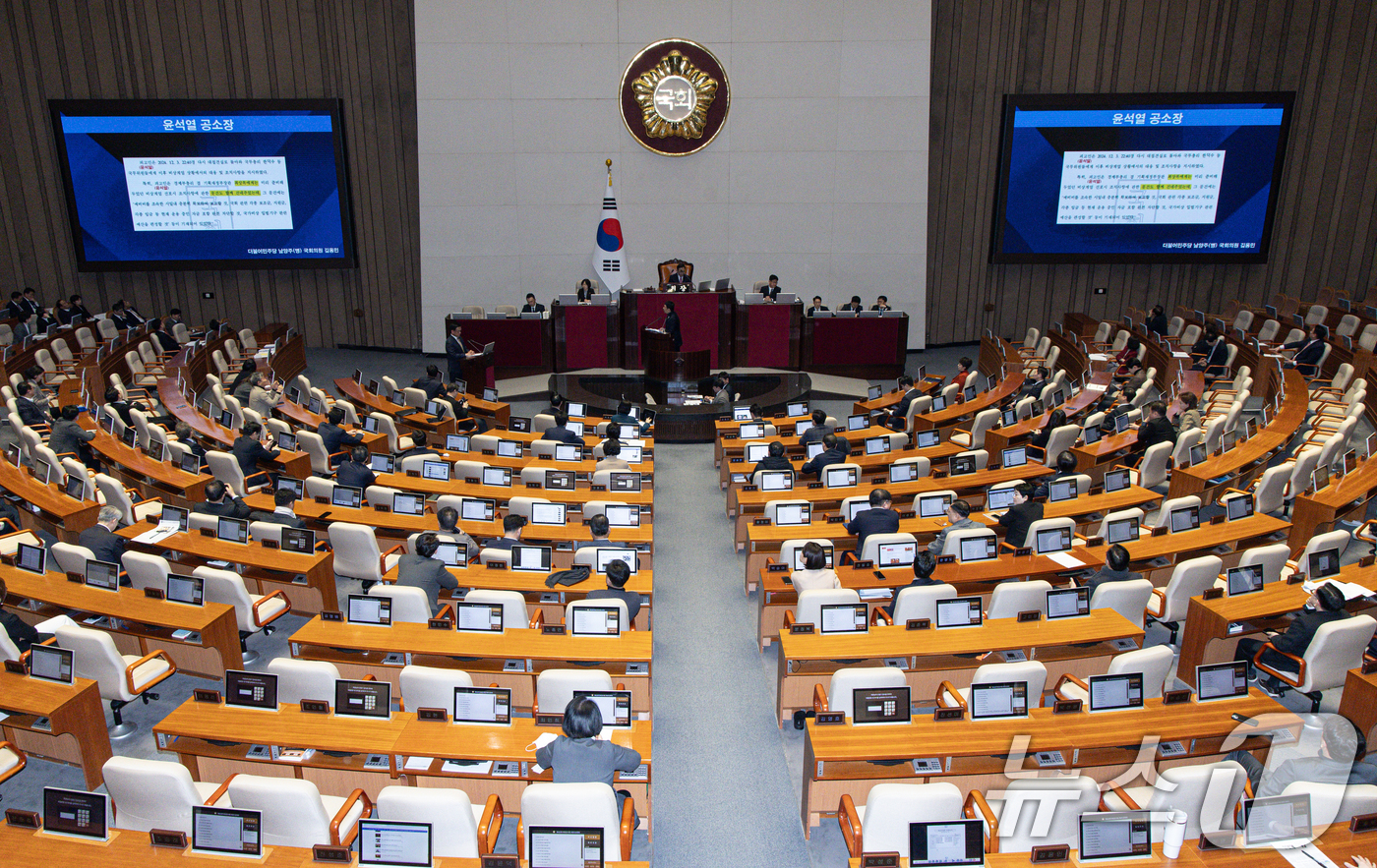 (서울=뉴스1) 이재명 기자 = 김용민 더불어민주당 의원이 13일 오후 서울 여의도 국회 본회의장에서 열린 제422회 국회(임시회) 제5회 본회의에서 최상목 대통령 권한대행 부총리 …