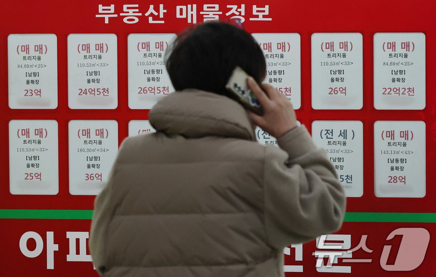 본문 이미지 - 13일 서울 송파구의 한 부동산중개업소에 잠실 아파트단지 매물정보가 붙어있다. 2025.2.13/뉴스1 ⓒ News1 박세연 기자
