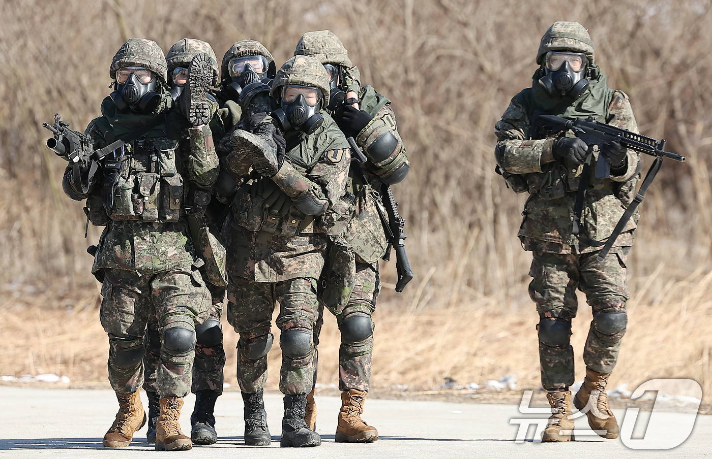 (파주=뉴스1) 김진환 기자 = 13일 오후 경기 파주시 문산읍 소재 인근 훈련장에서 '2025년 혹한기 훈련'의 일환으로 실시된 '대량 전상자 처치 훈련'에 참가한 육군 제1보병 …