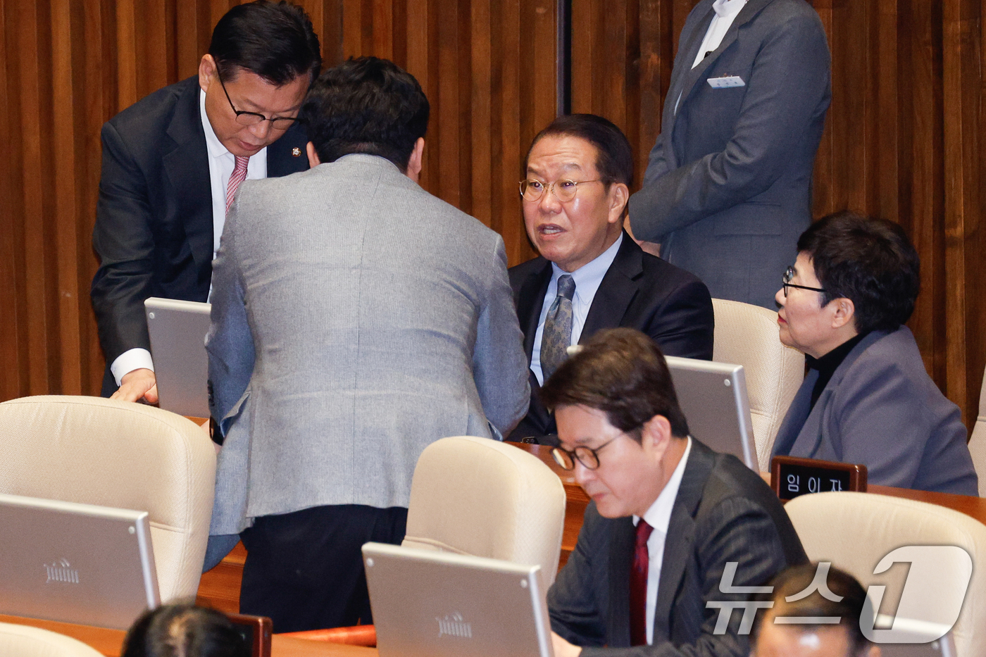 (서울=뉴스1) 안은나 기자 = 권영세 국민의힘 비상대책위원장이 13일 오후 서울 여의도 국회에서 열린 제422회국회(임시회) 제5차 본회의에서 동료 의원들과 대화하고 있다. 20 …