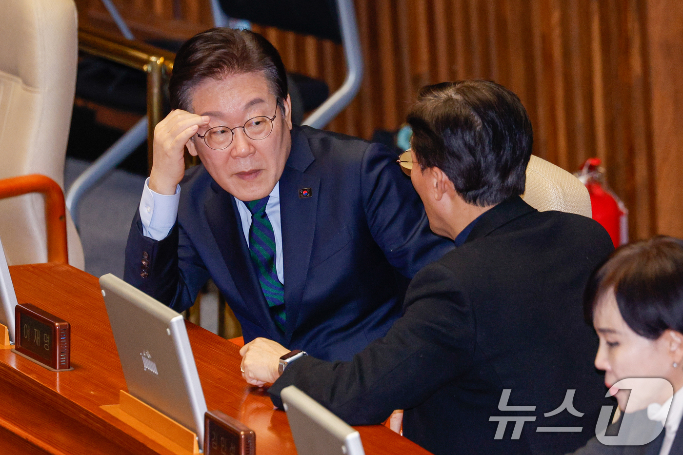 (서울=뉴스1) 안은나 기자 = 이재명 더불어민주당 대표가 13일 오후 서울 여의도 국회에서 열린 제422회국회(임시회) 제5차 본회의에서 김민석 최고위원과 대화하고 있다. 202 …