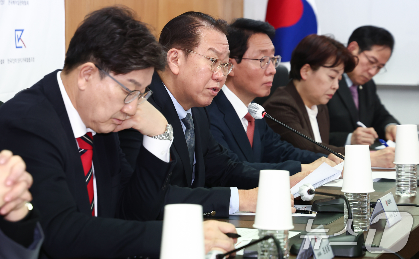 (서울=뉴스1) 김민지 기자 = 권영세 국민의힘 비상대책위원장이 13일 오후 서울 여의도 소상공인연합회 대회의실에서 열린 경제활력민생특별위원회·소상공인연합회 간담회에서 인사말을 하 …