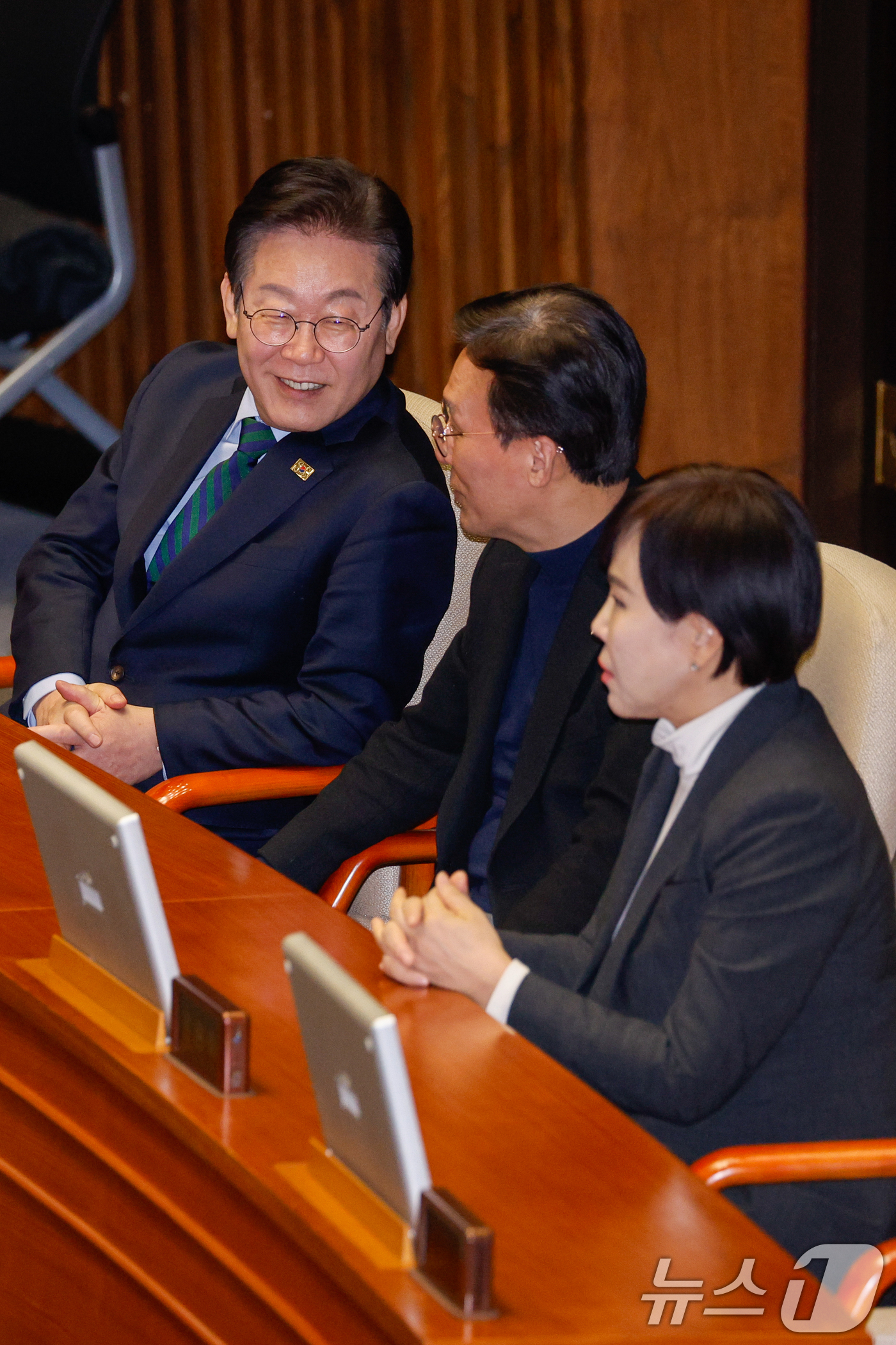 (서울=뉴스1) 안은나 기자 = 이재명 더불어민주당 대표가 13일 오후 서울 여의도 국회에서 열린 제422회국회(임시회) 제5차 본회의에서 김민석 최고위원과 대화하고 있다. 202 …