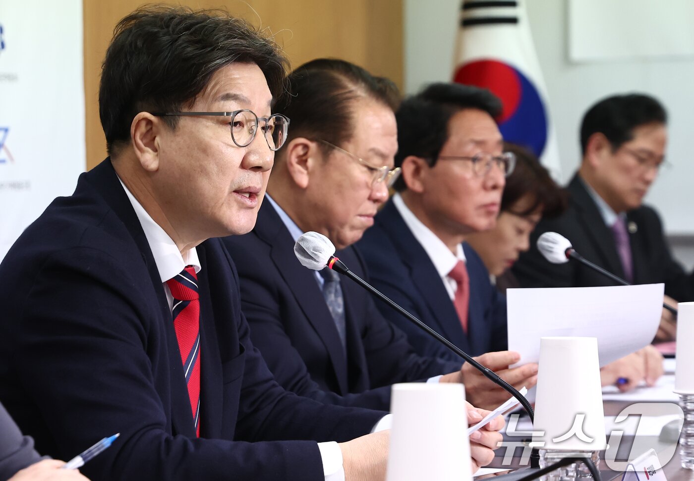 본문 이미지 - 권성동 국민의힘 원내대표가 13일 오후 서울 여의도 소상공인연합회 대회의실에서 열린 경제활력민생특별위원회·소상공인연합회 간담회에서 인사말을 하고 있다. 2025.2.13/뉴스1 ⓒ News1 김민지 기자