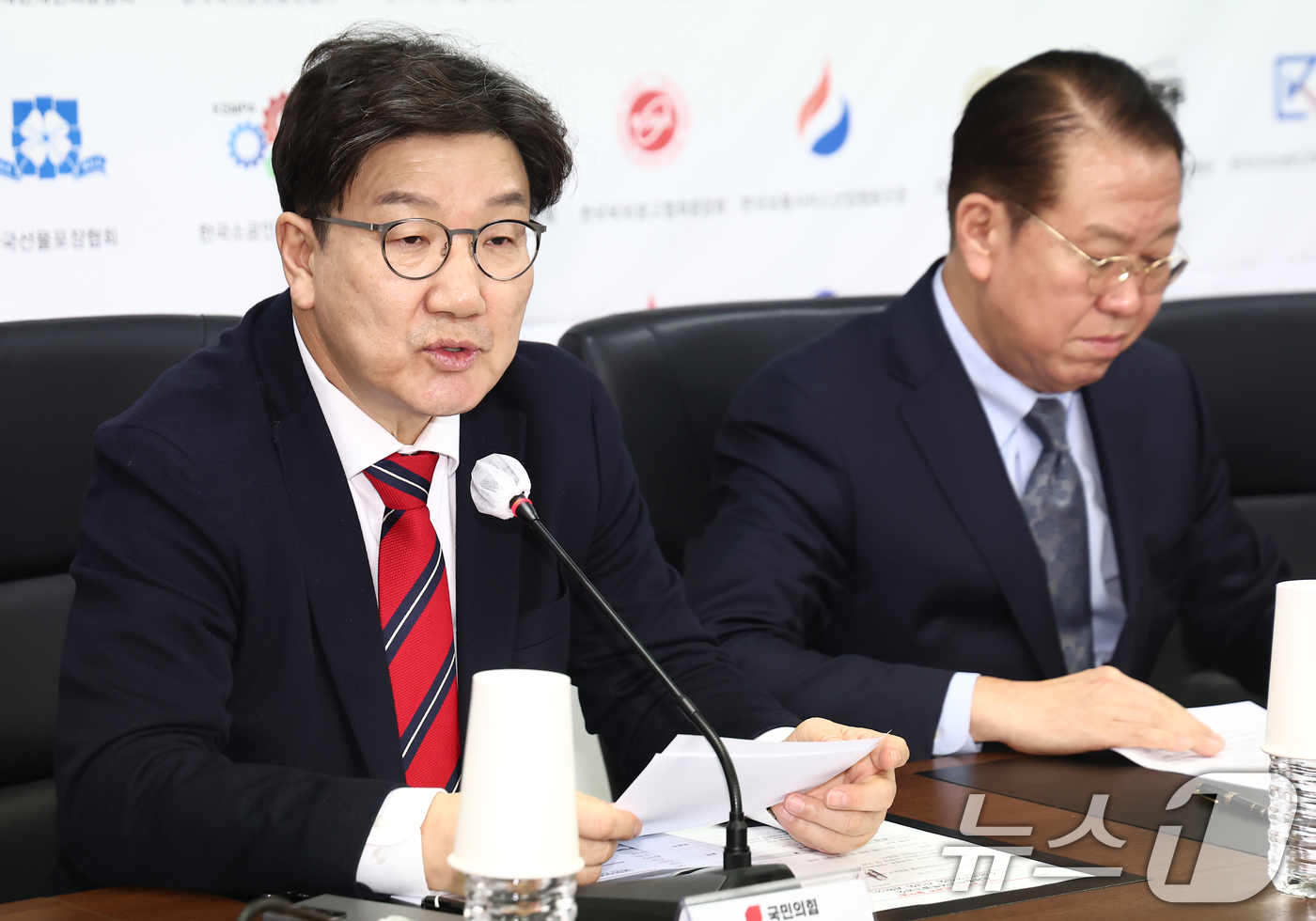 (서울=뉴스1) 김민지 기자 = 권성동 국민의힘 원내대표가 13일 오후 서울 여의도 소상공인연합회 대회의실에서 열린 경제활력민생특별위원회·소상공인연합회 간담회에서 인사말을 하고 있 …